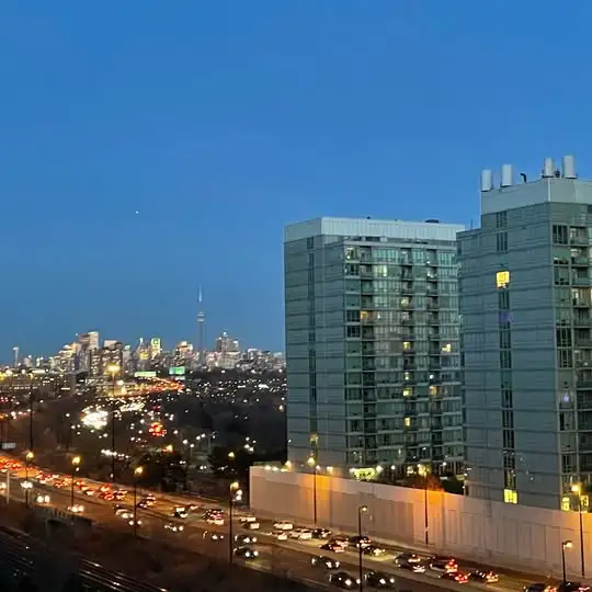 Private Master Bedroom w/ Ensuite – High Park / Waterfront - Photo 9