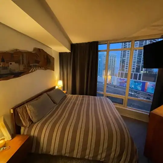 Private Master Bedroom w/ Ensuite – High Park / Waterfront - Photo 14