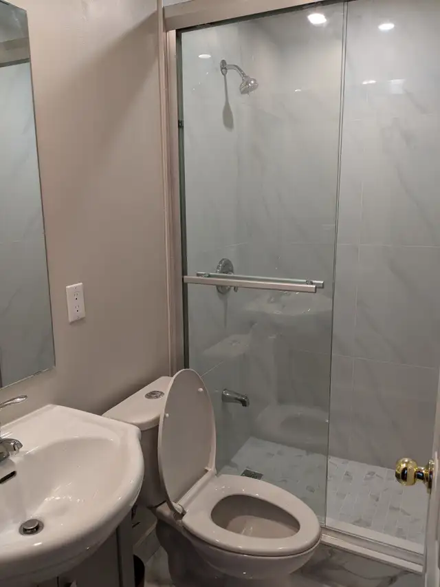 Multiple Rooms Private Bath Balcony Parking @York University - Photo 10