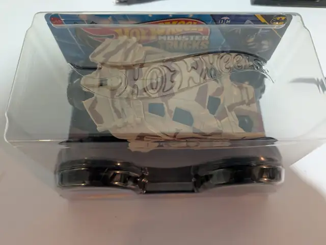 Hot Wheels oversized Monster Trucks Batman 1:24 Camo tumbler - Photo 2