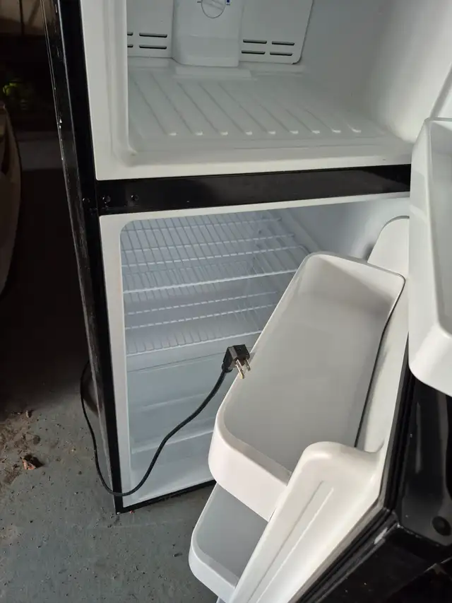 Good working condition Danby Fridge $100 - Photo 2