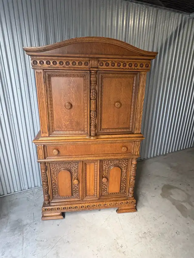 Free delivery Antique Oak China Cabinet with Carved Details - Photo 2