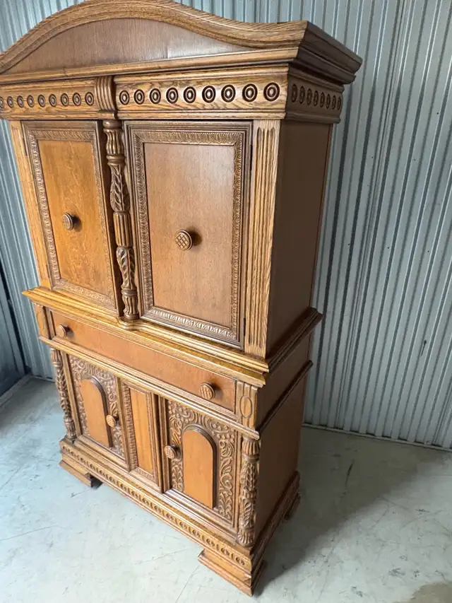 Free delivery Antique Oak China Cabinet with Carved Details - Photo 3