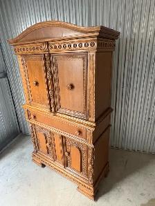Free delivery Antique Oak China Cabinet with Carved Details - Photo 6