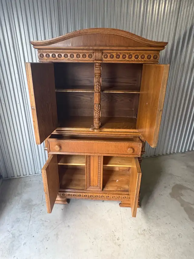 Free delivery Antique Oak China Cabinet with Carved Details - Photo 7