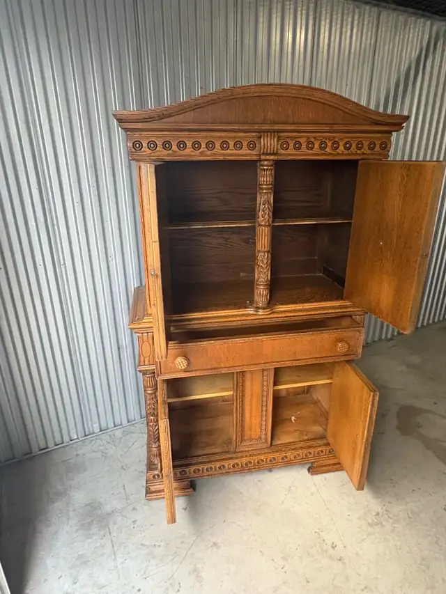 Free delivery Antique Oak China Cabinet with Carved Details - Photo 9