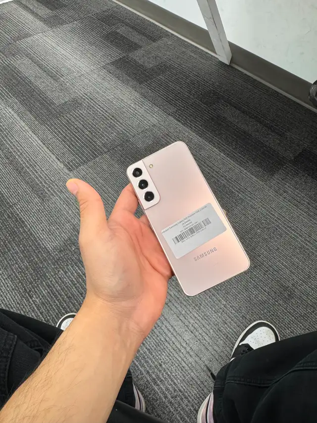 Unlocked Samsung S22 (128 GB) with 1 year warranty! - Photo 3