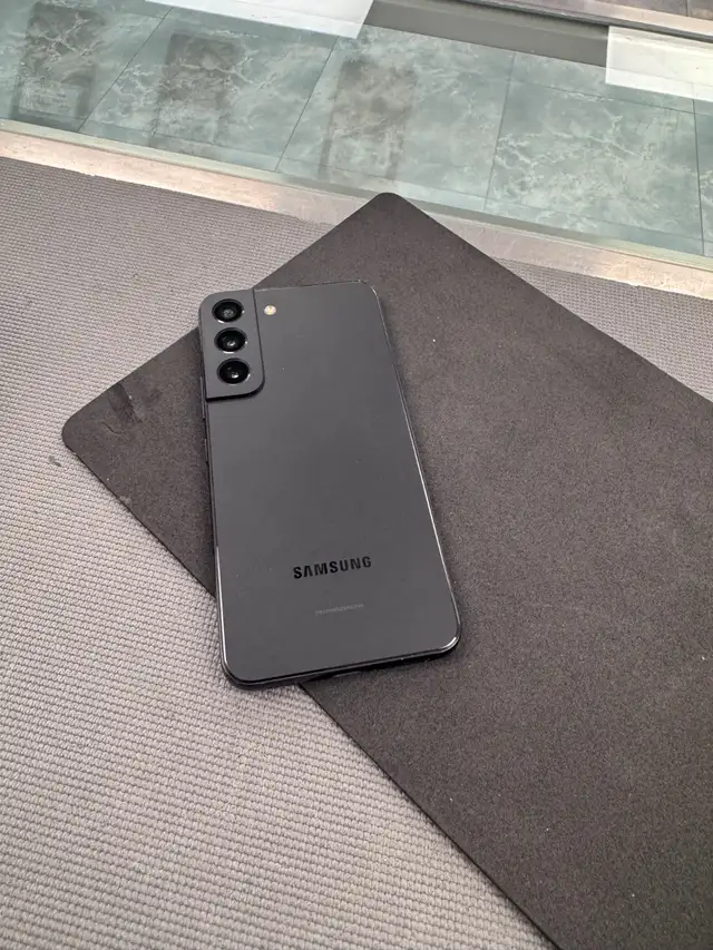 Unlocked Samsung S22 (128 GB) with 1 year warranty! - Photo 4
