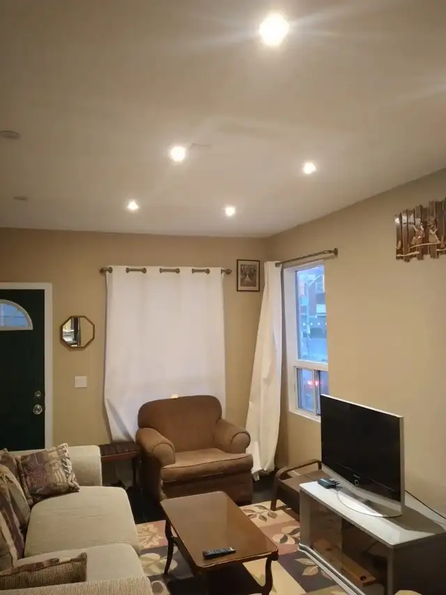 2 Bedrooms   Den (Full house) - Photo 4