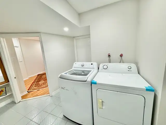 2 BED   1 BATH BASEMENT UNIT IN RICHMOND HILL - Photo 2