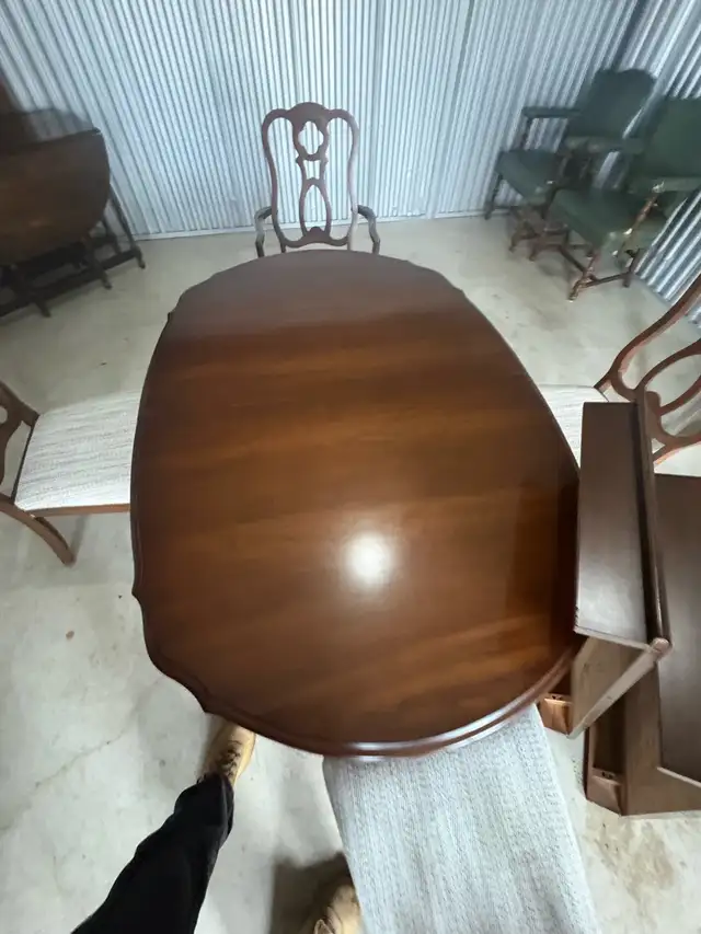 Free delivery used Wooden Dining Table with 4 chairs - Photo 4