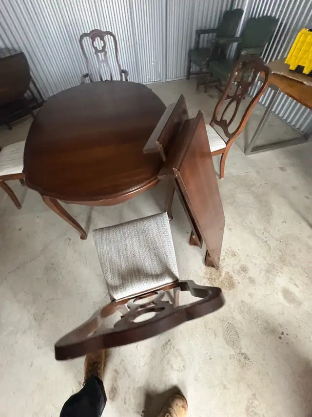 Free delivery used Wooden Dining Table with 4 chairs - Photo 7