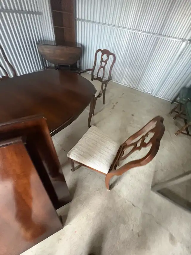 Free delivery used Wooden Dining Table with 4 chairs - Photo 9