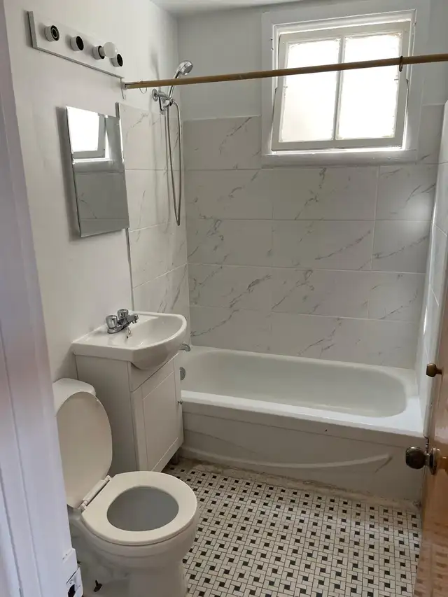 4 1/2 sur la 12e avenue/Robert (métro St-Michel)