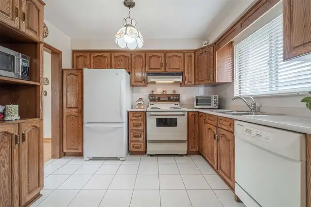 MAIN UPPER LEVEL ROOMS FOR RENT WESTWOOD MALL MALTON MISSISSAUGA - Photo 2