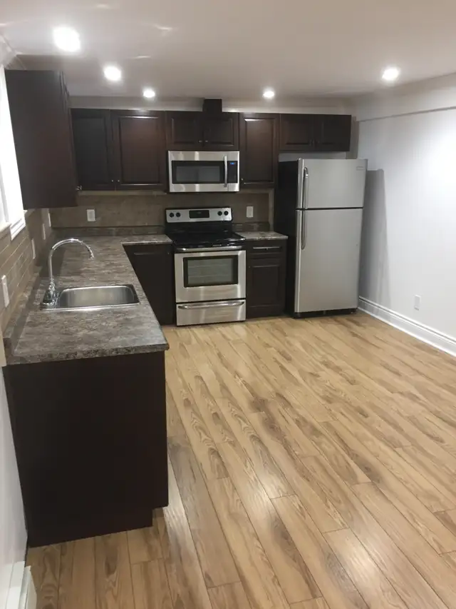 Very nice 2 bedroom unit in Old Ottawa South  - For July 1st! - Photo 2