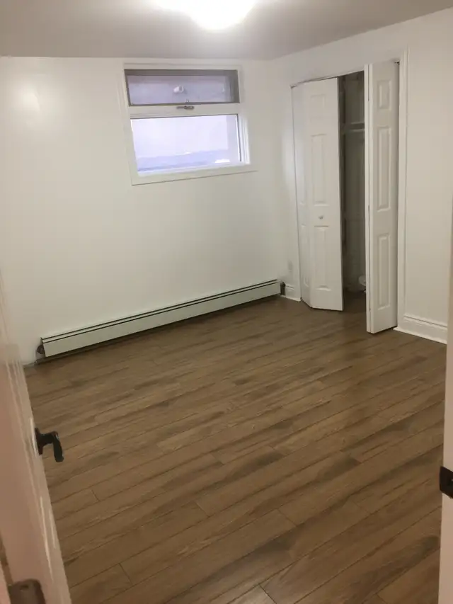 Very nice 2 bedroom unit in Old Ottawa South  - For July 1st! - Photo 3