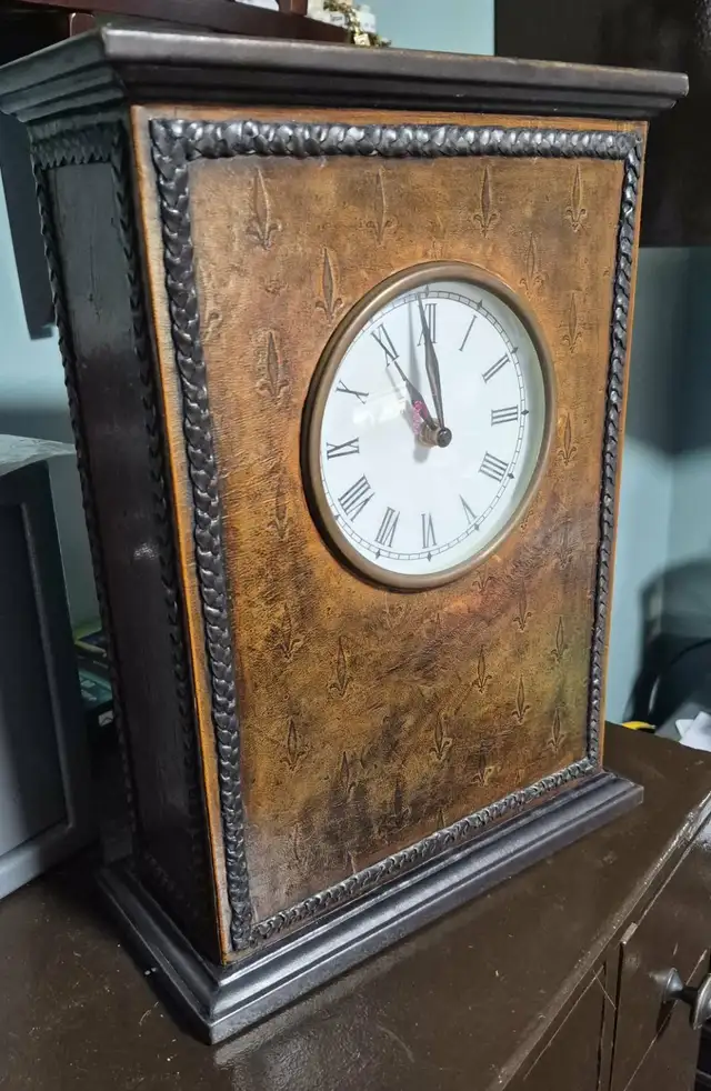 VINTAGE-STYLE 14' MANTEL CLOCK – FLEUR-DE-LIS – ROMAN NUMERAL 35 - Photo 2