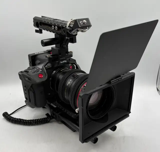 Canon EOS R5 C Camera with Cage, Light, Battery Pack, Case, etc. - Photo 2