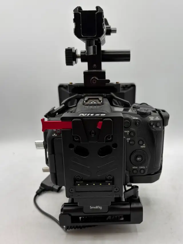 Canon EOS R5 C Camera with Cage, Light, Battery Pack, Case, etc. - Photo 4