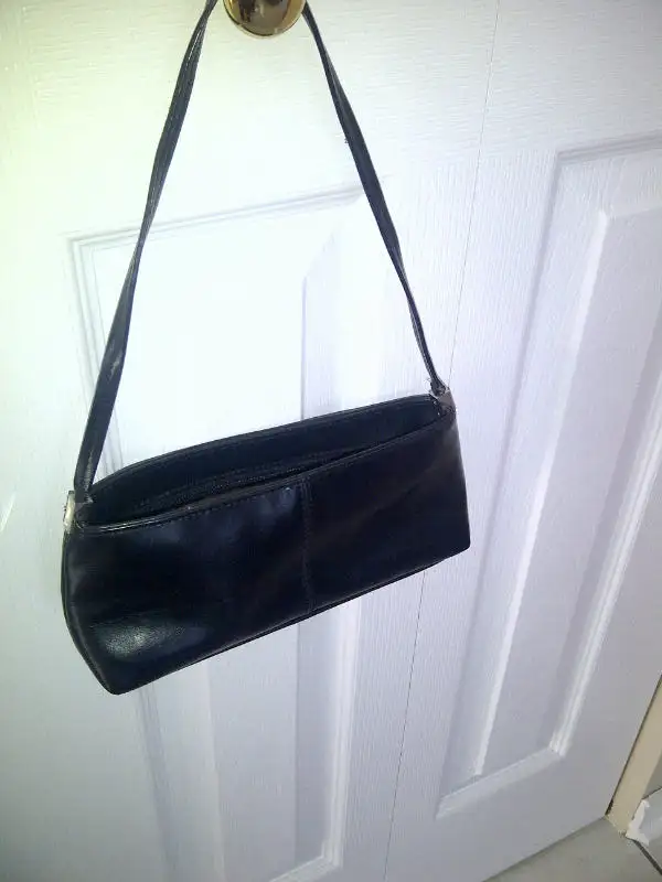 BEAU SAC À MAIN ALDO EN VRAI CUIR NOIR, 9'LARGEx4'HAUT: $10.00 - Photo 2