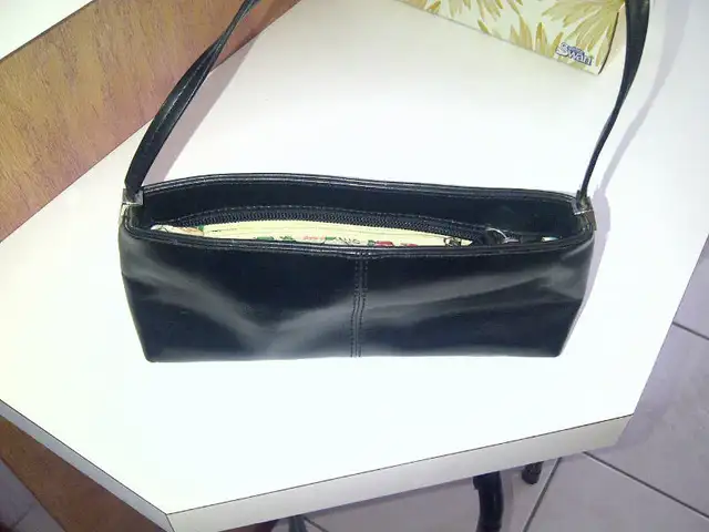 BEAU SAC À MAIN ALDO EN VRAI CUIR NOIR, 9'LARGEx4'HAUT: $10.00 - Photo 3