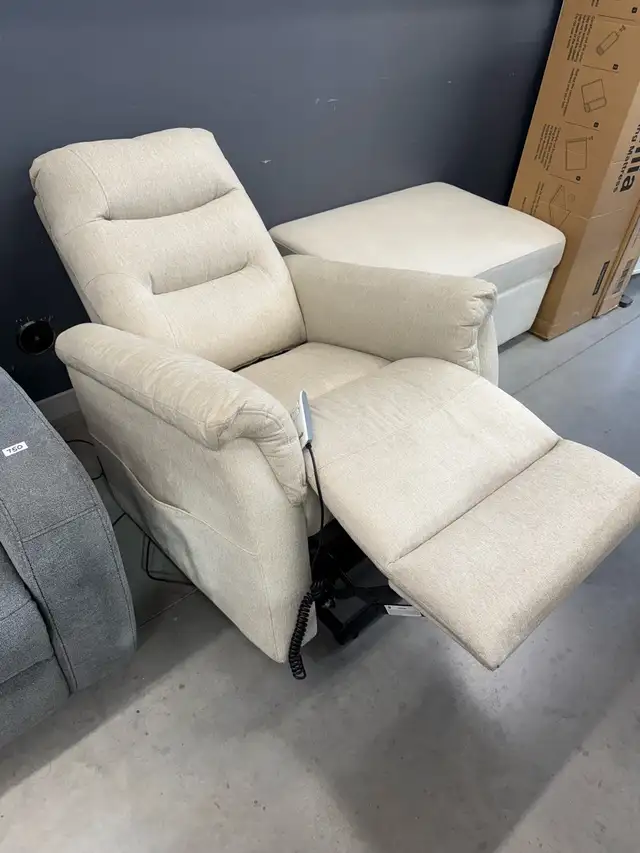 Sealy cream fabric power reclining lift chair - Photo 2