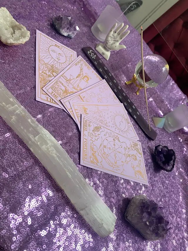 Psychic Bella - Photo 6