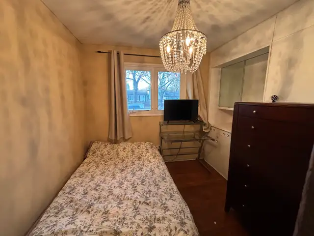 Room to Rent 5 min walk to U of M! Male student!