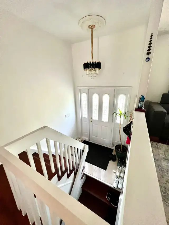 3BR Upper Unit | Quiet Tree‑Lined Area | 2 Parking | Available - Photo 5