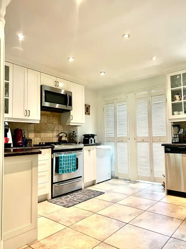 3BR Upper Unit | Quiet Tree‑Lined Area | 2 Parking | Available - Photo 7