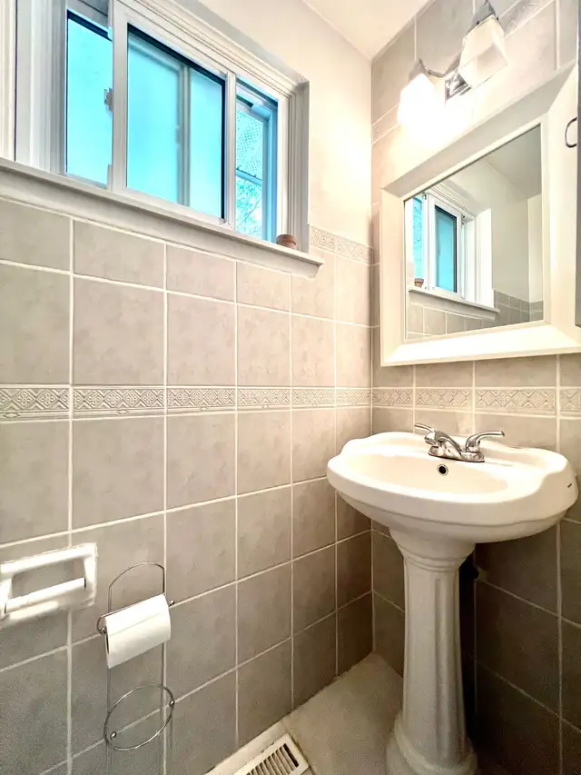 3BR Upper Unit | Quiet Tree‑Lined Area | 2 Parking | Available - Photo 14