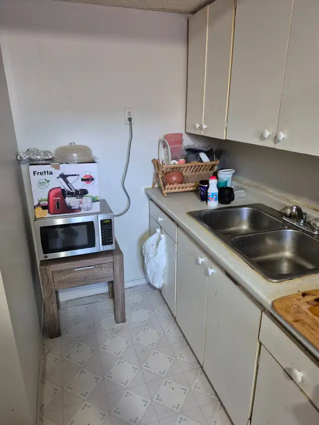 Room for rent in falconeridge NE - Photo 2