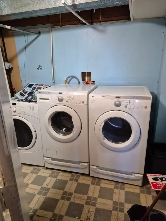 Room for rent in falconeridge NE - Photo 3