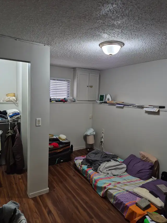 Room for rent in falconeridge NE - Photo 4