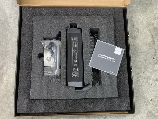 Vivosun 3x3 grow tent and lights $250 - Photo 2