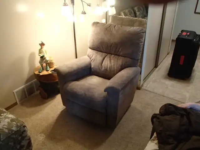 Used Reclining Chair Available for Free - Photo 4