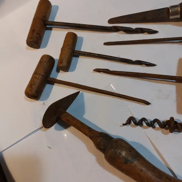 Old rusted hand tools - Photo 3