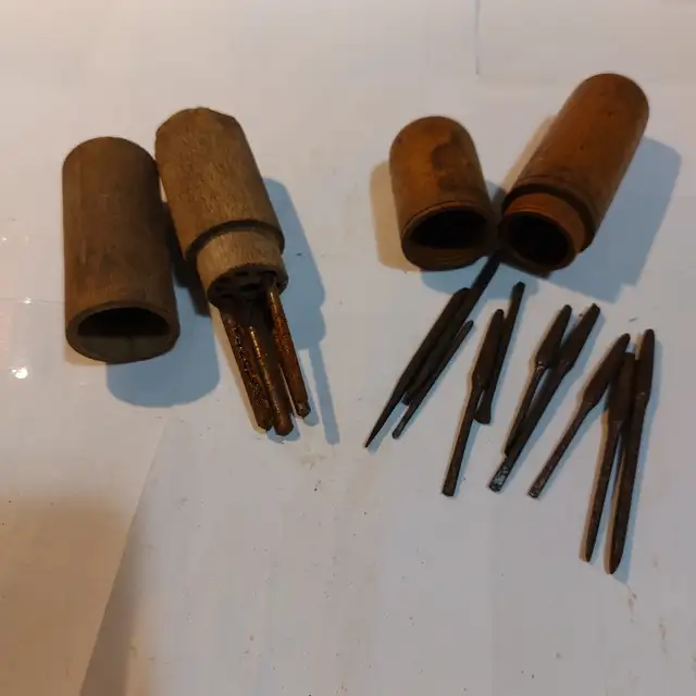 Old rusted hand tools - Photo 5