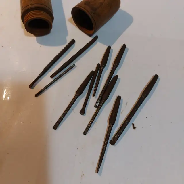 Old rusted hand tools - Photo 7