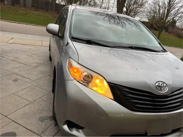 2013 Toyota Sienna - Photo 2