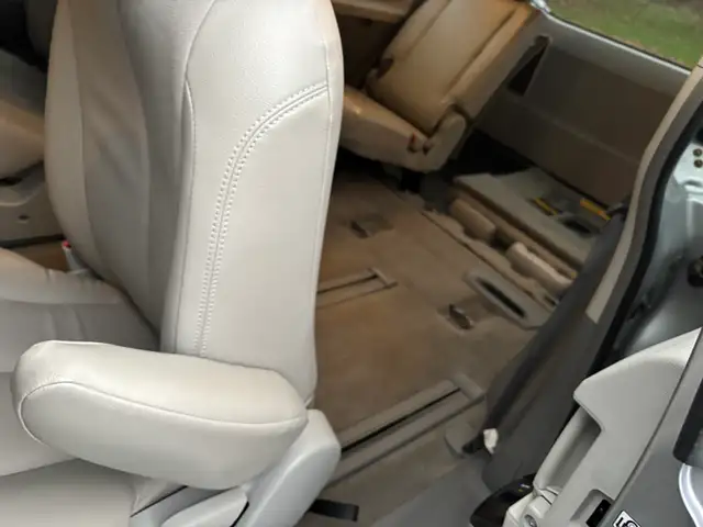 2013 Toyota Sienna - Photo 8