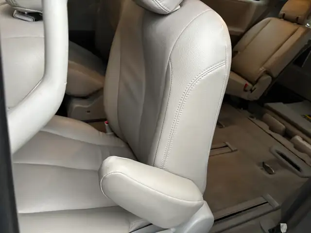 2013 Toyota Sienna - Photo 9