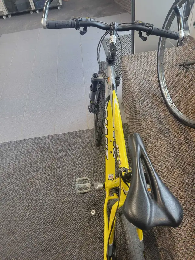 Giant Yukon Yellow Bicycle - Photo 2