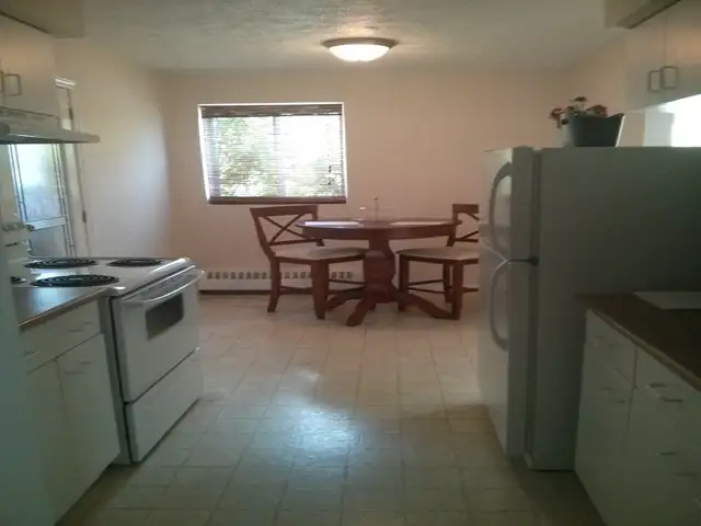 BEAUTIFUL 3 BEDROOM TOWNHOUSE with 1 MONTH FREE RENT - Photo 3