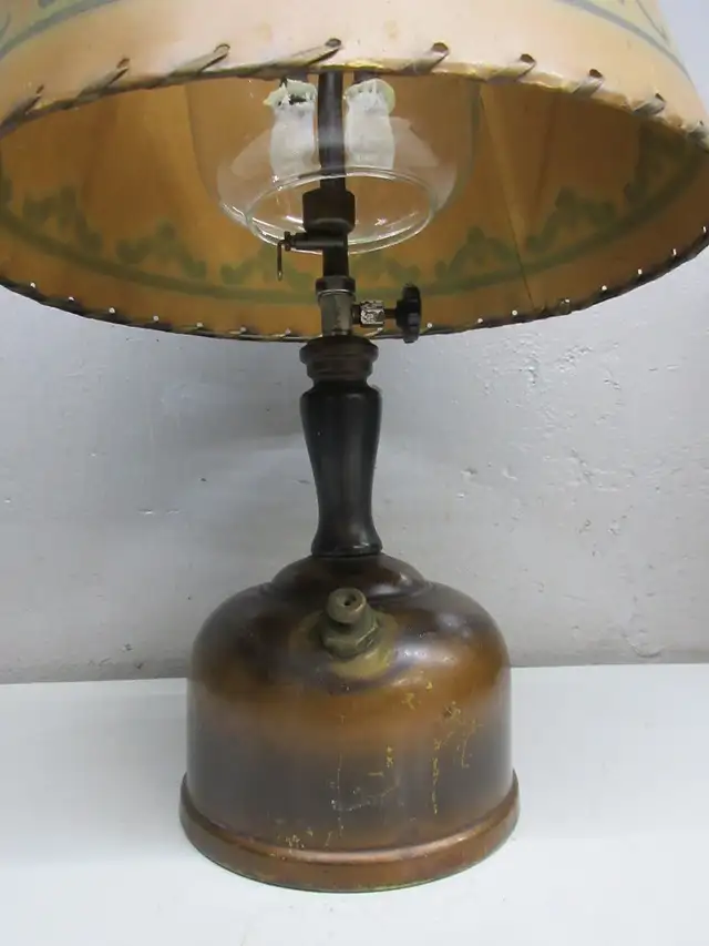 Canadian Coleman 128C Lamp With 355 & Shade - $300 - Photo 2