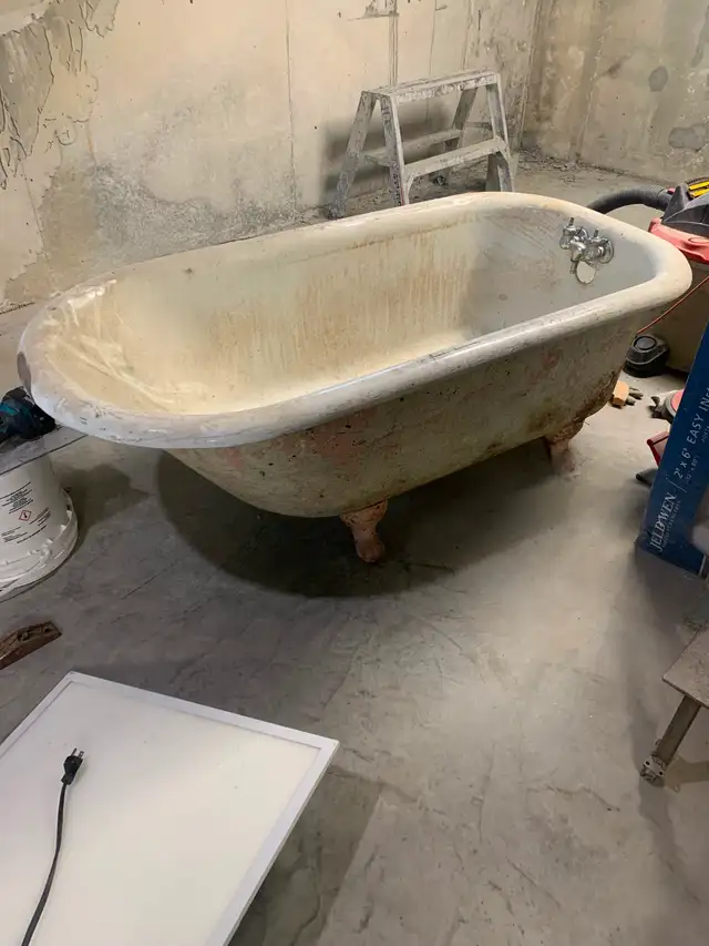 Cash iron claw foot bath tub