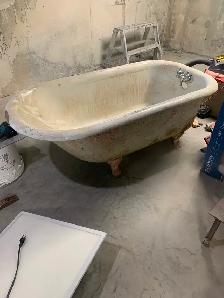 Cash iron claw foot bath tub