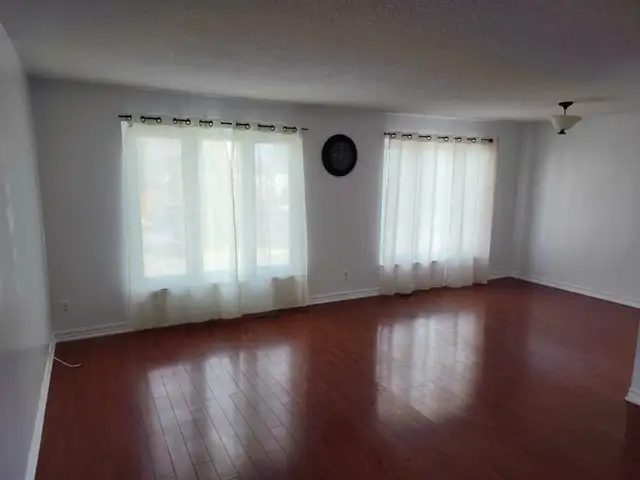 $2400 - 3 Bedroom Upper Level Semi Brampton - Photo 2