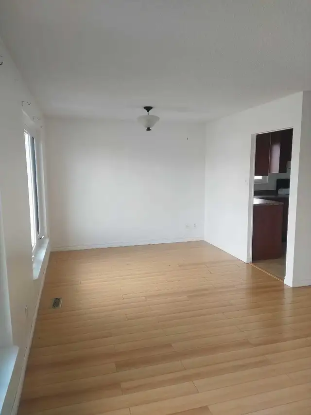 $2400 - 3 Bedroom Upper Level Semi Brampton - Photo 4